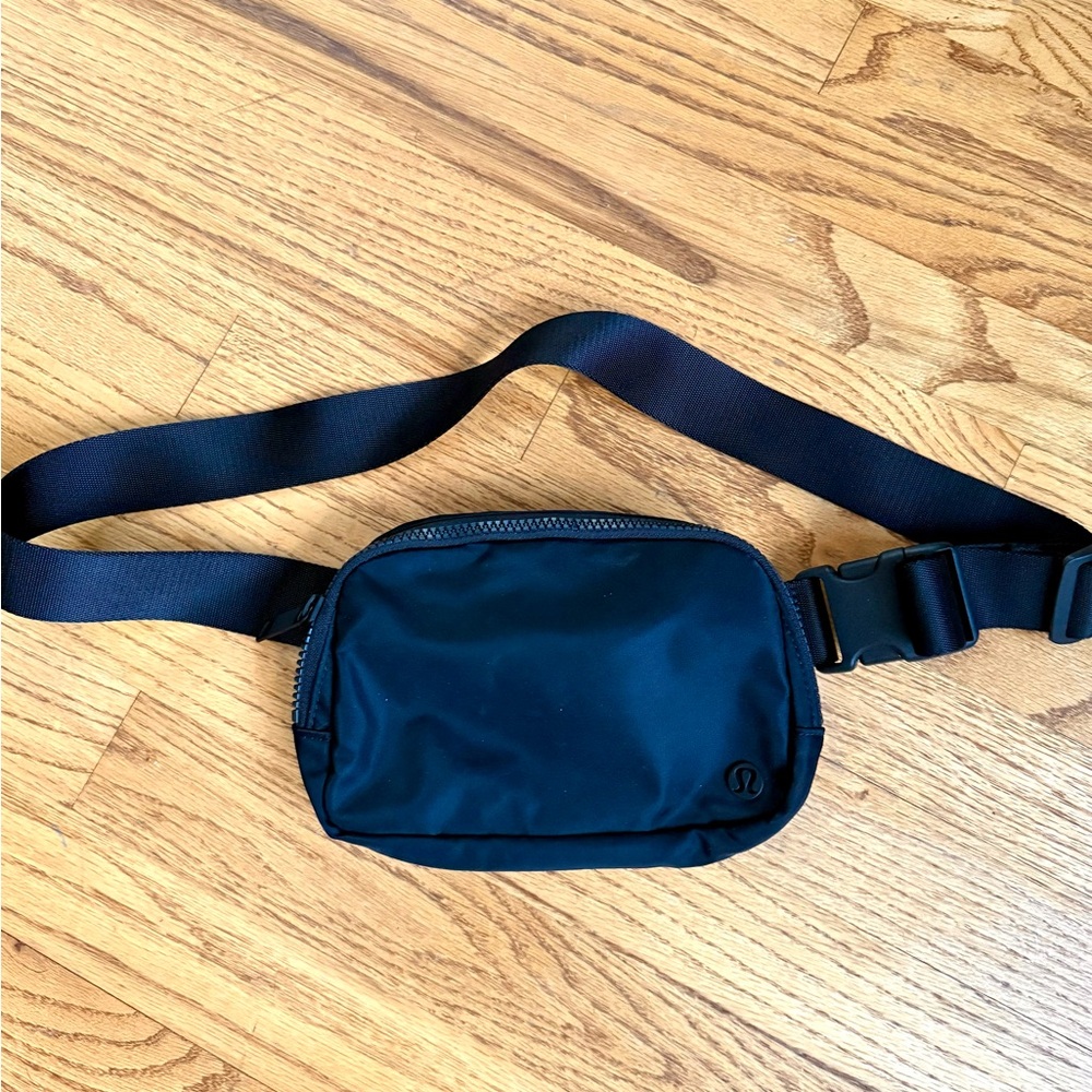 Lululemon Everywhere Belt Bag Black